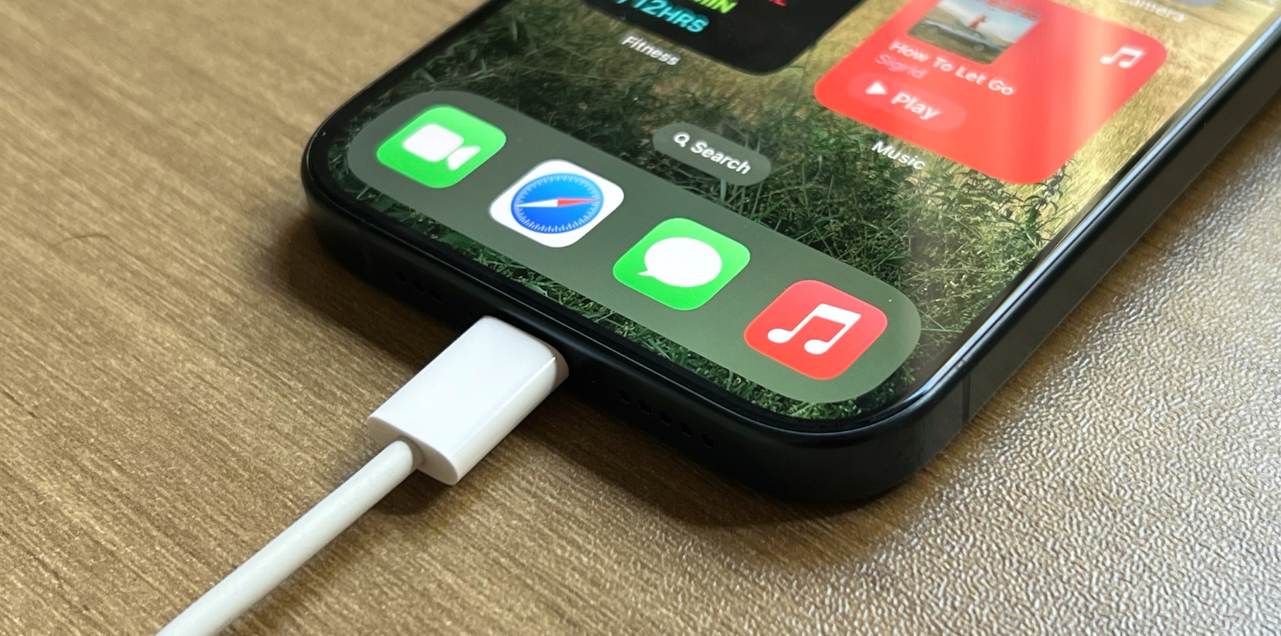 How to fast charge iPhone 15 Pro